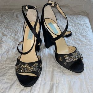 Blue by Betsey Johnson Satin Black Block Heel Shoes w/ Embroidery - Size 7.5 EUC